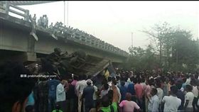 印度巴士撞橋墜落河床 至少14死45傷