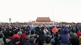 2018天安門元旦升旗（2）2018年天安門元旦升五星旗儀式，改由人民解放軍負責，先前，天安門廣場升降五星旗任務由武警天安門國旗護衛隊負責，他們隸屬中國人民武裝警察部隊北京市總隊。陸媒指出，1日的元旦升旗儀式有數萬民眾參加。（中新社）中央社　107年1月1日