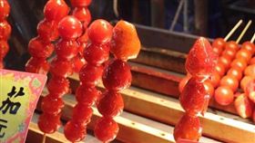 偷工減料？草莓糖葫蘆藏一顆番茄　店家：為了止滑啦（圖／翻攝自爆怨公社臉書）