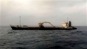 澎湖砂石船故障　海巡拖船合力戒護救援　圖／中央社