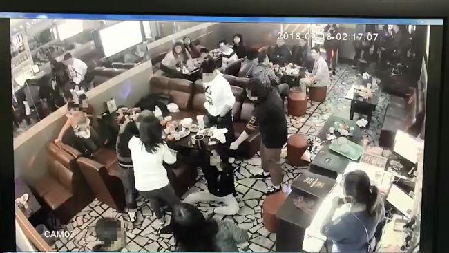 子女面前上演亂鬥　夫持刀救妻砍傷人