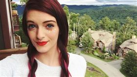 返老還童？美23歲女子入夜變「巨嬰」　男友配合變老爸（圖／翻攝自sailorbinkie Instagram）