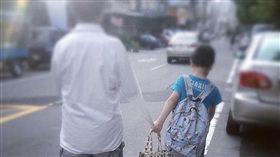 男童牽著父親少了一段手臂　圖／翻攝自Dcard