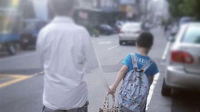 男童緊牽父空衣袖　一張照片暖哭網友