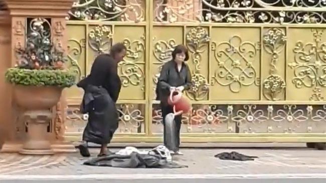 拿水潑街友衣服！女子下跪道歉求原諒