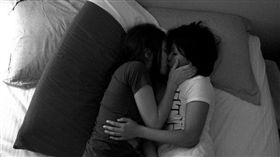 ▲女同志。（圖／攝影者Julie Christine, Flickr CC License）
https://www.flickr.com/photos/julie4hire/3401900660/in/photolist-6bBCxE-4bUXr3-4DPKVb-nUfQTJ-acivi-5EyqJ1-aXzRX6-hPPGph-6i4zM-gDuErh-4Mn4qL-5TMu7E-2k7Ws-5NtoW-7AAMS9-Mg69r-497aKi-5Eyq2s-4DfqJ-pmN7TW-6i4Hs-ntGHDU-acikN-5gpCT2-Anuzx-oawJ4p-24zbah-5QfPrm-sMjf1-6i4GF-abSxy-4WGJwJ-6i4Do-6i4zZ-ejLzc3-4WGJuo-4Xa3ej-bPPcbT-59xzJy-cMoH4w-tuC2M-29trdH-74yVUy-6i4H1-6i4AF-6i4D1-6i4AT-62Aa1x-6h72W-26iBgB
女女戀,女同性戀,同性戀,同志,女同志