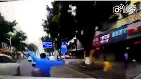 大陸深圳汽車駕駛衝撞電動車騎士（圖／翻攝自微博）