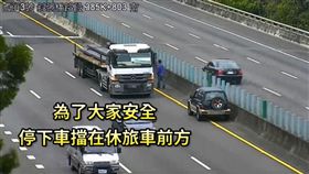 阿伯逆向開上國道　聯結車駕駛暖心擋道救援（圖／國道公路警察局臉書）