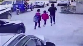 中國大陸浙江省杭州市一女童慘遭車輾斃（圖／翻攝自《澎湃新聞》）