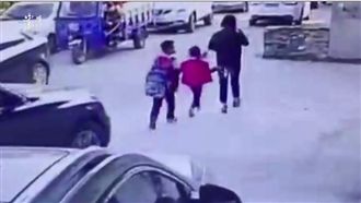 母走路講手機　身後女兒竟遭汽車輾斃