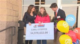 ▲美國彩券公司送頭獎到菲絲特的家。（圖／取自網路）