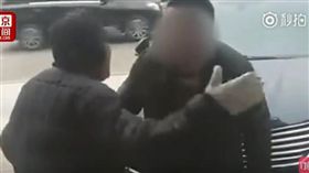 大陸山東青州一名91歲老翁騎三輪車時，不小心刮到旁邊的轎車，不料他不道歉，還賞轎車車主耳光，後來老翁的兒子到現場，向車主坦言自家條件不好，「沒有錢，你揍我爹一頓吧」。最後轎車車主考慮到老人的經濟狀況，只好放棄索賠。（圖／翻攝自秒拍）