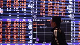 台股狗年開紅盤  早盤大漲230.65點台北股市21日狗年開紅盤，開盤大漲138.7點，加權股價指數為10559.79點，成交金額新台幣54.54億元。不久衝上10651.74點，大漲230.65點，蘋概股三巨頭欣欣向榮，股市一掃年前頹勢。中央社記者吳翊寧攝  107年2月21日