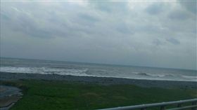 台東縣消防局今（19）日4點接獲海巡118轉報，有一名偷渡犯在大武鄉南田塔瓦溪（台26線快到屏東交界）昏倒。隨後海巡人員來電表示又抓到一名偷渡犯，目前為失溫情況，救護人員將患者改送馬偕醫院，最後2名偷渡犯都宣告不治。另有還有2名偷渡客行蹤不明，海巡正會同大武警方持續搜尋中。（圖／翻攝自Google Map）