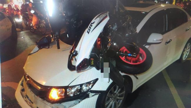 轎車左轉車禍釀2傷　機車爬上引擎蓋