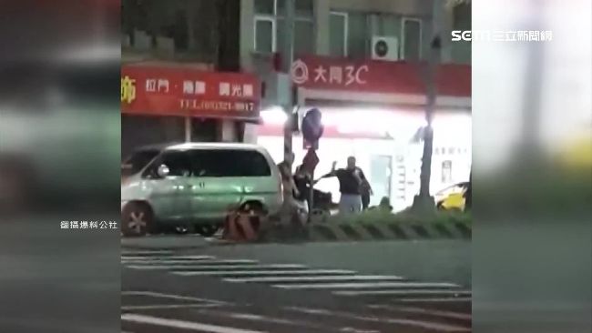 叭一聲惹怒他們　當街二打一狠踹壓頭