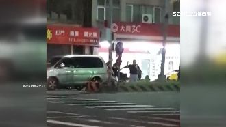 叭一聲惹怒他們　當街二打一狠踹壓頭