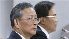 陳鴻斌改判罰款　呂太郎：不符社會期待司法院秘書長呂太郎（前）12日在立法院接受立委質詢時表示，前北高行法官陳鴻斌被控與助理有異常互動案遭處罰款，不符合社會期待。中央社記者吳翊寧攝　107年3月12日