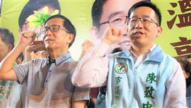 陳致中造勢晚會　陳水扁上台為子加油（2）民進黨高雄市議員黨內初選參選人陳致中（右）17日晚間舉行造勢晚會，保外就醫的前總統陳水扁（左）獲准出席，陳水扁在晚會尾聲時更登台為陳致中加油。中央社記者程啟峰高雄攝　107年3月17日