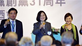 蔡英文與外交使節慶黨慶（1）民進黨外交使節黨慶酒會28日在台北圓山飯店舉行，身兼民進黨主席的總統蔡英文（中）與外交使節們一起舉杯慶祝民進黨31歲生日。中央社記者孫仲達攝  106年9月28日