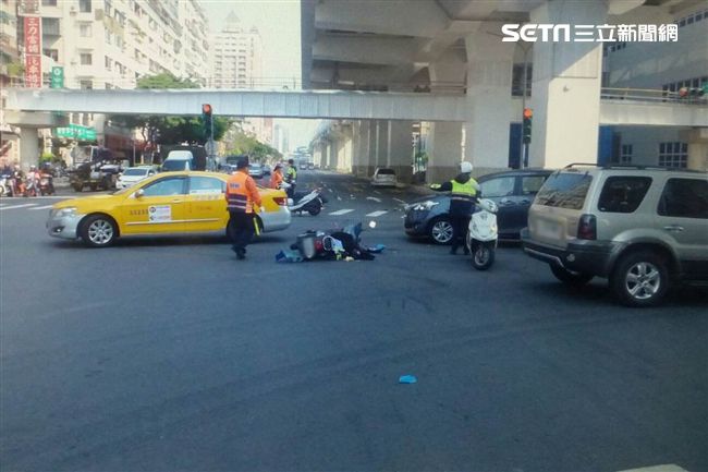 休旅車搶快強行穿越路口　撞翻3機車