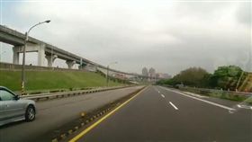 開車驚見前方轎車逆向行駛，嚇得他超車搖窗大喊。（圖／翻攝爆料公社）