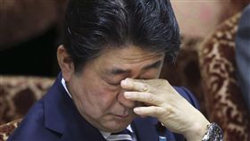安倍晉三國會備詢揉眼打呵欠（圖／美聯社／達志影像）