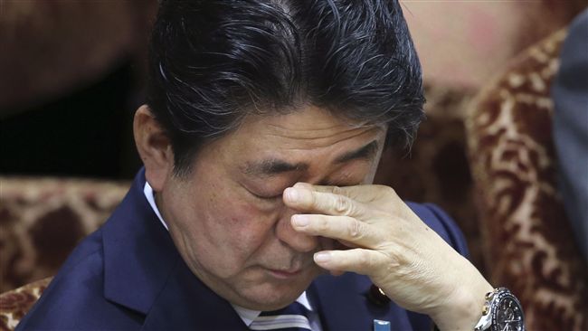 醜聞讓安倍聲望大跌　頻揉眼打呵欠