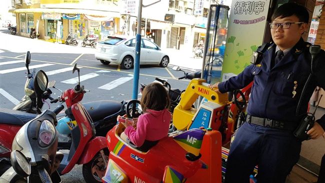女童偷溜出門不慎迷途　警暖心助返家