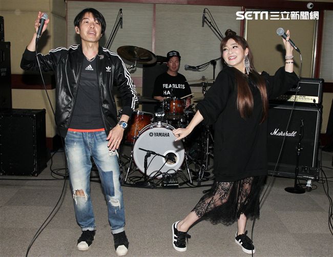 四分衛樂團、王彩樺為大港開唱排練唱招牌歌曲「保庇」。（記者邱榮吉/攝影）