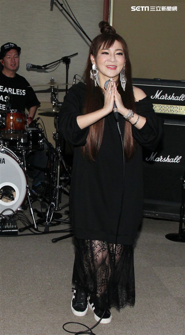 王彩樺為大港開唱排練唱招牌歌曲「保庇」。（記者邱榮吉/攝影）