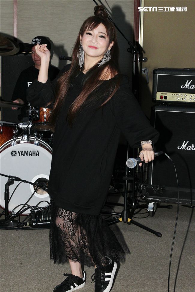 王彩樺為大港開唱排練唱招牌歌曲「保庇」。（記者邱榮吉/攝影）