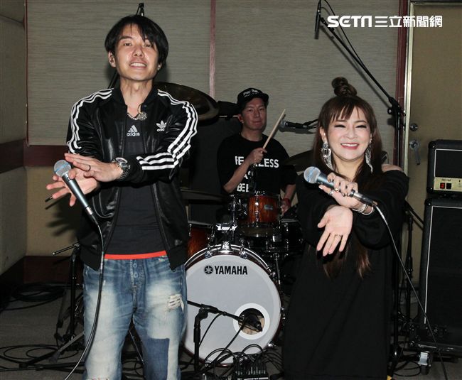 四分衛樂團、王彩樺為大港開唱排練唱招牌歌曲「保庇」。（記者邱榮吉/攝影）
