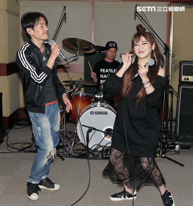 四分衛樂團、王彩樺為大港開唱排練唱招牌歌曲「保庇」。（記者邱榮吉/攝影）