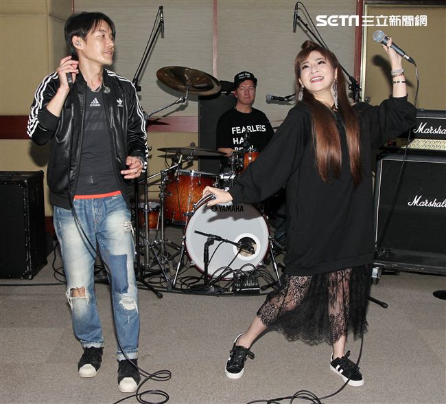 四分衛樂團、王彩樺為大港開唱排練唱招牌歌曲「保庇」。（記者邱榮吉/攝影）
