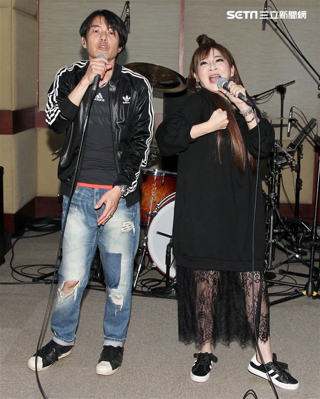 四分衛樂團、王彩樺為大港開唱排練唱招牌歌曲「保庇」。（記者邱榮吉/攝影）