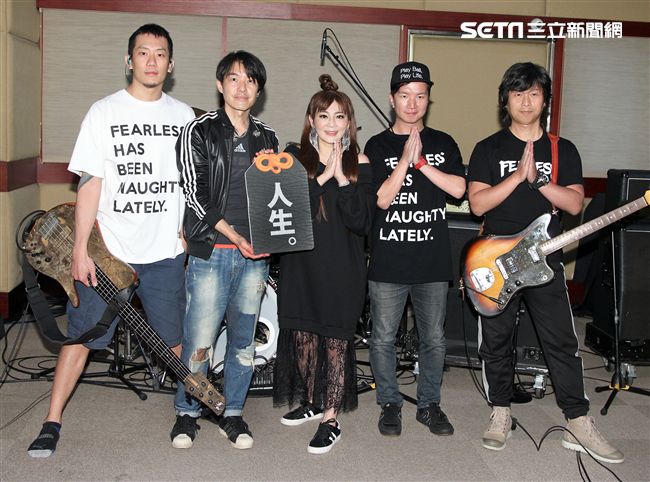 四分衛樂團、王彩樺為大港開唱排練唱招牌歌曲「保庇」。（記者邱榮吉/攝影）