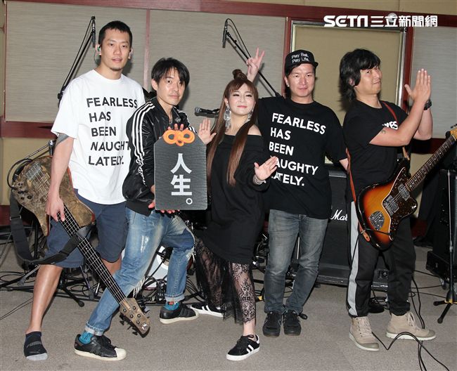 四分衛樂團、王彩樺為大港開唱排練唱招牌歌曲「保庇」。（記者邱榮吉/攝影）