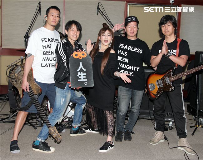 四分衛樂團、王彩樺為大港開唱排練唱招牌歌曲「保庇」。（記者邱榮吉/攝影）