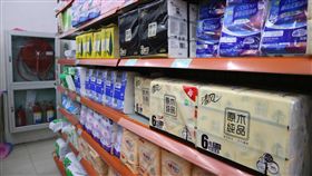 大陸衛生紙也要漲　民眾淡定沒要搶台灣民眾搶購衛生紙引來各界關注。中國大陸多家衛生紙大廠近日也傳出要調漲價格，最快3月就會反應。不過，由於紙價在大陸走揚已逾半年，消費者漸漸無感，超市中未見搶購人潮，架上衛生紙貨色齊全。中央社記者陳家倫上海攝　107年2月28日