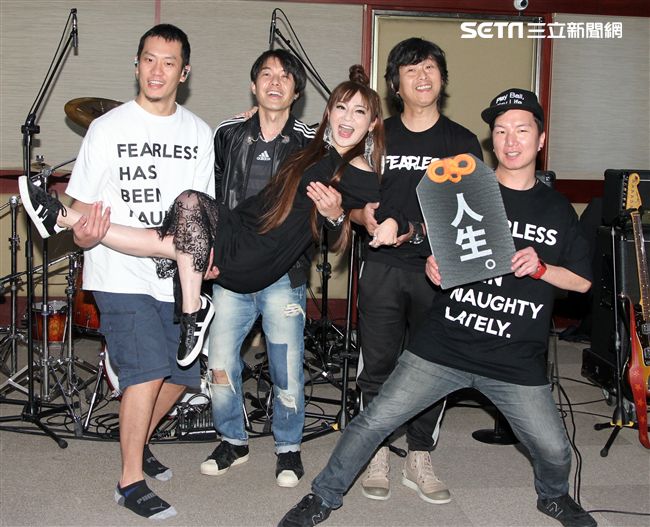 四分衛樂團、王彩樺為大港開唱排練唱招牌歌曲「保庇」。（記者邱榮吉/攝影）