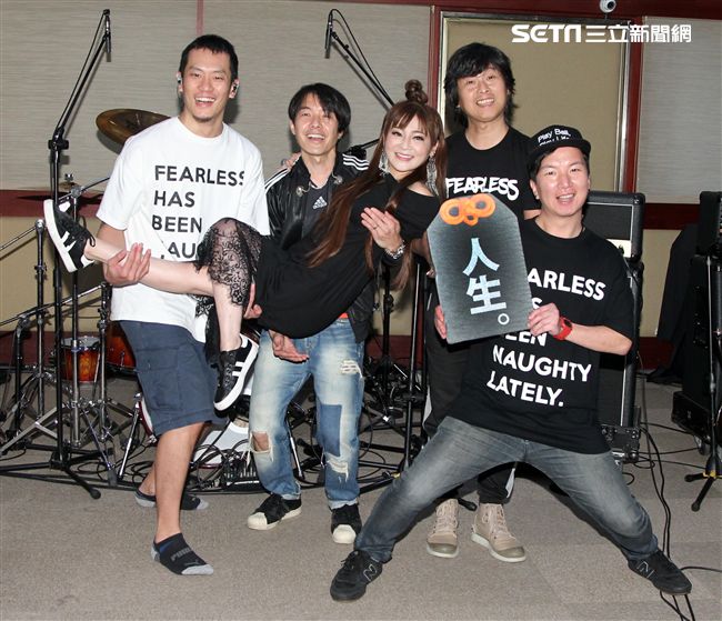 四分衛樂團、王彩樺為大港開唱排練唱招牌歌曲「保庇」。（記者邱榮吉/攝影）