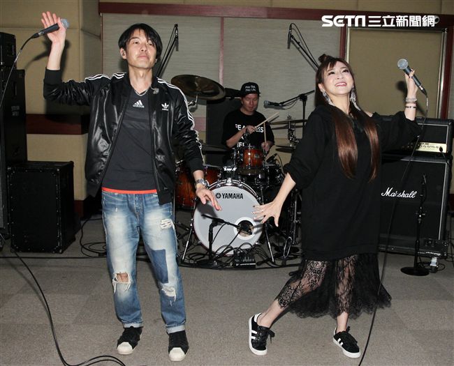 四分衛樂團、王彩樺為大港開唱排練唱招牌歌曲「保庇」。（記者邱榮吉/攝影）