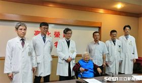 心臟手術免開胸，現年75歲的許老太太挺過再治腸癌。（圖／記者楊晴雯攝）