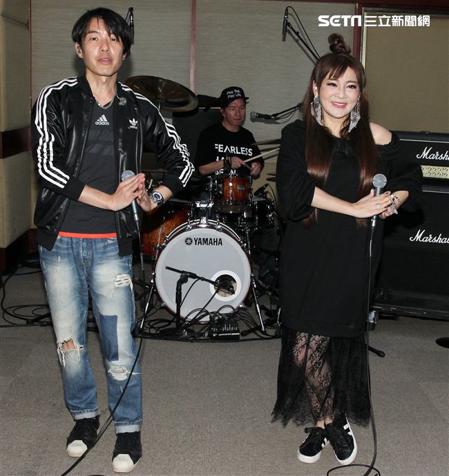 四分衛樂團、王彩樺為大港開唱排練唱招牌歌曲「保庇」。（記者邱榮吉/攝影）