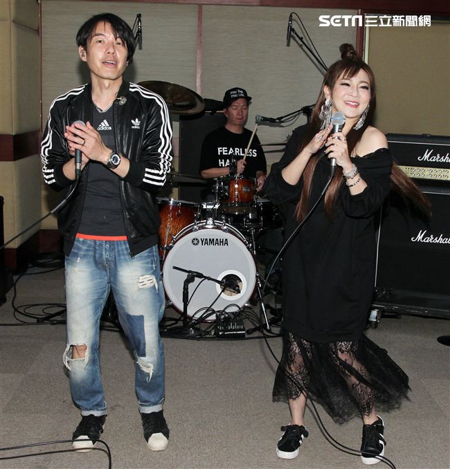 四分衛樂團、王彩樺為大港開唱排練唱招牌歌曲「保庇」。（記者邱榮吉/攝影）