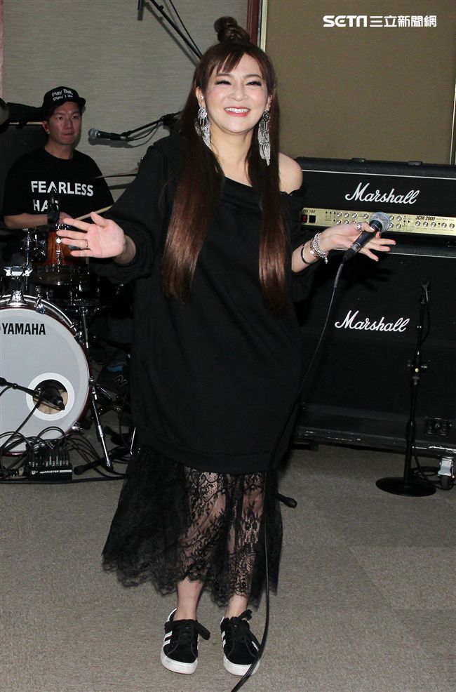 王彩樺為大港開唱排練唱招牌歌曲「保庇」。（記者邱榮吉/攝影）