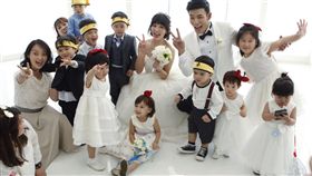 ▲香蕉哥哥與草莓姐姐秘戀3年多，有情人終成眷屬。（圖／奧米加提供）