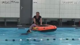 穿衣服學游泳！水中睜眼找方向　網友推爆荷蘭游泳課