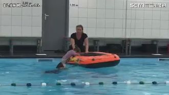 穿衣服學游泳！網友推爆荷蘭游泳課